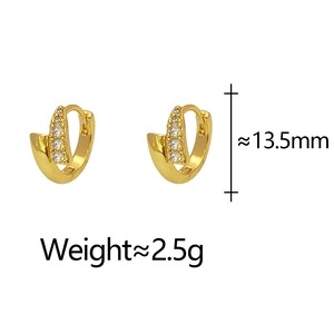 Dettaglio di orecchini a cerchio dorati con zirconi, altezza 13,5 mm e peso di circa 2,5 g