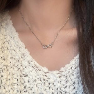 Collier cœur infini avec diamants étincelants sur une fine chaîne argentée