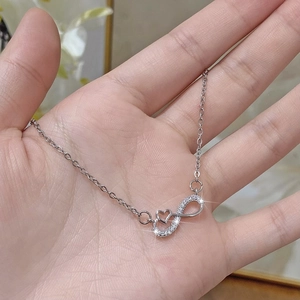 Collier cœur infini en argent avec cristaux étincelants dans un cadre naturel
