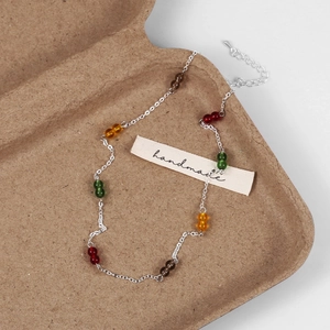 Detail einer handgefertigten bunten Perlenkette mit Silberkette und verstellbarer Länge