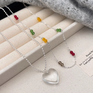 Zweilagige Halskette mit bunten Kristallen und Herzanhänger in einer Geschenkbox präsentiert