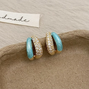 Französische Vintage Gold-Creolen mit hellblauem Emaille und funkelnden Zirkonia