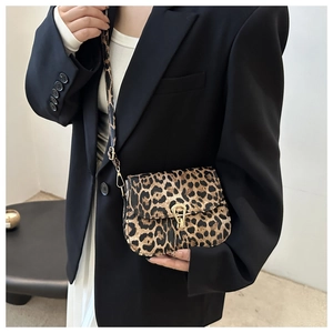 Petit sac carré tendance imprimé léopard pour femme avec fermoir doré élégant