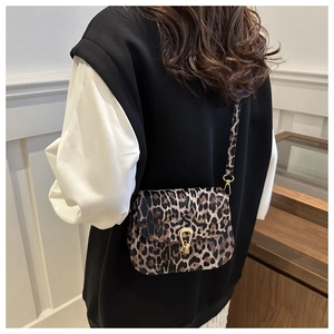 Détail du sac bandoulière léopard avec boucle fer à cheval dorée sur l'épaule