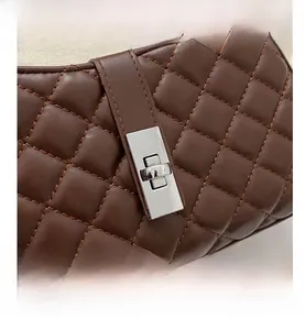Détails du sac matelassé marron foncé en similicuir avec fermoir rotatif argenté