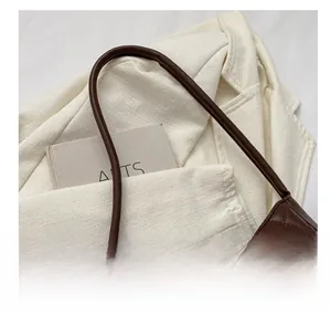 Détail du sac à bandoulière matelassé marron foncé avec finition brillante et boucle