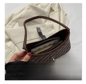 Gros plan du sac hobo matelassé marron montrant l'intérieur spacieux pour téléphone