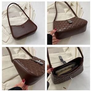 Vue détaillée du sac sous le bras marron avec boucle rotative et poche intérieure zippée