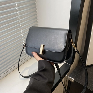 Sac bandoulière noir classique avec boucle en métal doré et fine bandoulière en cuir