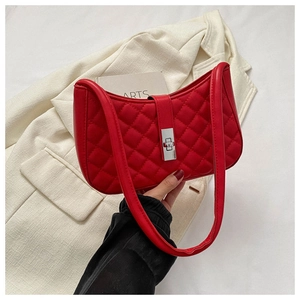 Détail du sac à bandoulière matelassé rouge avec fermoir rotatif en métal argenté