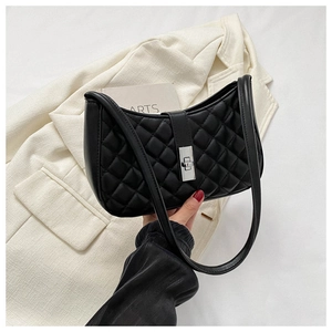 Détail du sac hobo en cuir matelassé noir avec fermoir rotatif argenté et motif à losanges