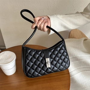 Sac Sous le Bras Matelassé à Losanges pour Femmes Élégant Sac à Bandoulière en Cuir PU Fermoir en Métal Petit Sac à Main Carré Fête