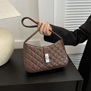 Sac à bandoulière marron foncé matelassé avec fermoir carré argenté et design chic