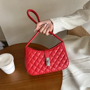 Sac à bandoulière matelassé rouge en similicuir avec fermoir rotatif argenté