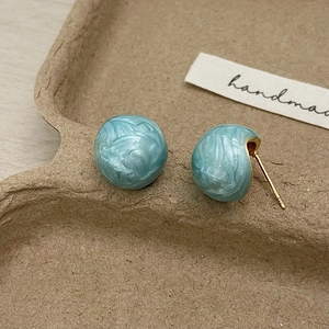 Französischer Vintage-Ohrstecker aus blauem Marmorharz mit goldenen Ohrnadeln