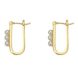 Elegant U-shaped golden earrings featuring a vertical trio of white pearls on a white background