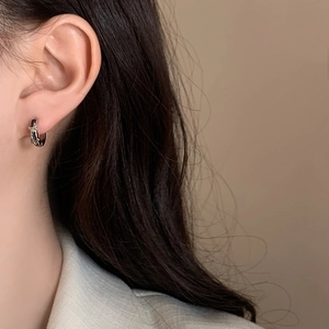 Boucles d'oreilles créoles argentées avec motif d'étoile en relief de style bohème