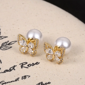 Boucles d'oreilles papillon en perles avec zircons micro-sertis de style luxe