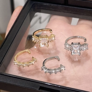 Lot de quatre bagues d'oreille en zircon doré et argenté avec cristaux carrés étincelants