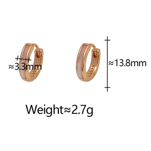 Détail de boucles d'oreilles créoles or rose avec nacre blanche et poinçon S925