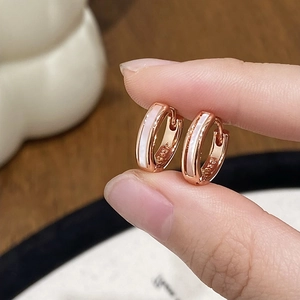 Boucles d'oreilles créoles en or rose avec nacre blanche et poinçon argent S925