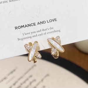 Boucles d'oreilles croisées dorées avec nacre blanche et pierres de zircone élégantes