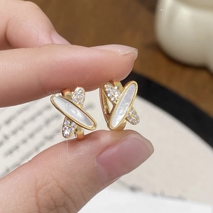 Boucles d'oreilles X dorées géométriques avec nacre et zircons scintillants