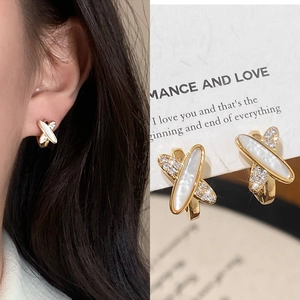 Boucles D'oreilles Créoles Croisées Géométriques Cuivre Plaqué Or Avec Nacre Et Zircone Pour Femmes Style Luxe