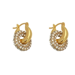 Elegante geometrische Ohrstecker mit ineinandergreifenden Ringen, Gold und Zirkonia
