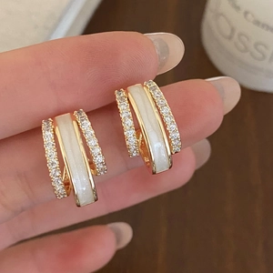 Elegante Vergoldete Kupferne Creolen Mit Zirkon Und Weißem Emaille Inlay Französischer Stil Modeschmuck Für Damen