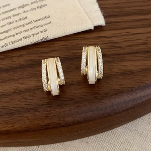Dreilagige goldene Creolen mit Zirkonia und weißem Emaille-Inlay für Damen