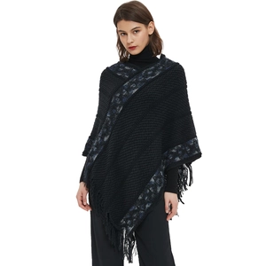 Poncho tricoté noir pour femme avec bordures jacquard rayées et détails de franges élégants