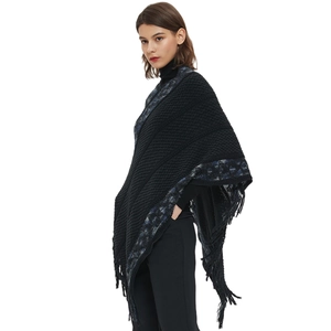 Chal de punto para mujer con rayas clásicas y flecos largos en color negro