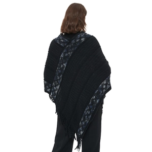 Poncho de punto para mujer con rayas, borlas y flecos en color negro y azul oscuro