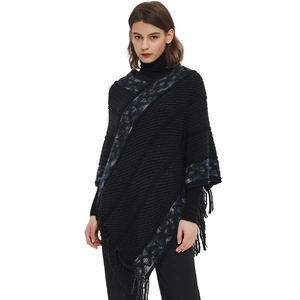 Poncho de punto negro para mujer con bordes de jacquard a rayas y adornos de flecos