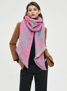 Detalle de bufanda de invierno a cuadros rosa y gris con flecos y textura esponjosa