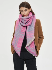 Detalle de bufanda gruesa a cuadros de hilo bouclé con flecos en rosa y gris