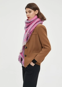 Detalle de bufanda de cuadros en hilo boucle rosa y gris con bordes deshilachados