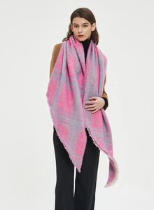 Detalle de bufanda de cuadros rosa y gris con textura suave y bordes deshilachados