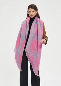 Detalle del chal de cuadros rosa y gris en hilo de bouclé con acabado de flecos