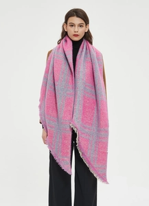 Detalle de bufanda a cuadros rosa y gris con textura de hilo boucle grueso y flecos