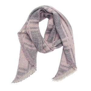 Detalle de bufanda a cuadros de hilo boucle rosa y gris con bordes deshilachados