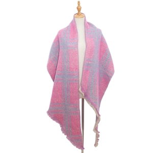 Detalle de bufanda a cuadros rosa y gris con flecos suaves en un maniquí