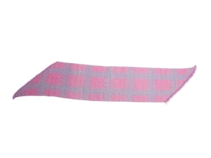 Detalle de bufanda de cuadros rosa y violeta con hilos metálicos brillantes y flecos