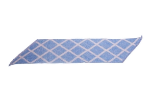 Détail d'une écharpe en maille bleue avec motif losanges blancs et franges douces