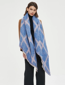 Écharpe bleue avec grands motifs de losanges roses et bords effilochés doux