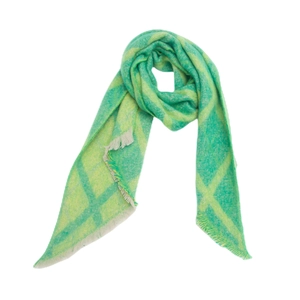 Détail de l'écharpe à carreaux vert et jaune avec franges douces et texture duveteuse