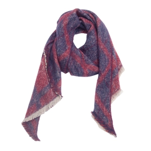 Détail d'une écharpe d'hiver à carreaux violets avec des lignes rouges et franges