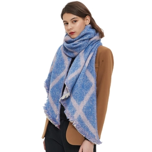 Écharpe à carreaux bouclée bleu et violet avec franges sur un blazer camel d'hiver