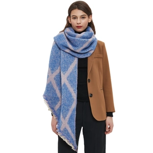 Écharpe à carreaux bleue pour femme avec de longues franges et une texture en tricot